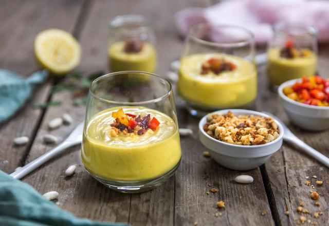 Gaspacho de haricots blancs servi avec des petits légumes, pancetta grillée et petits croutons fait maison