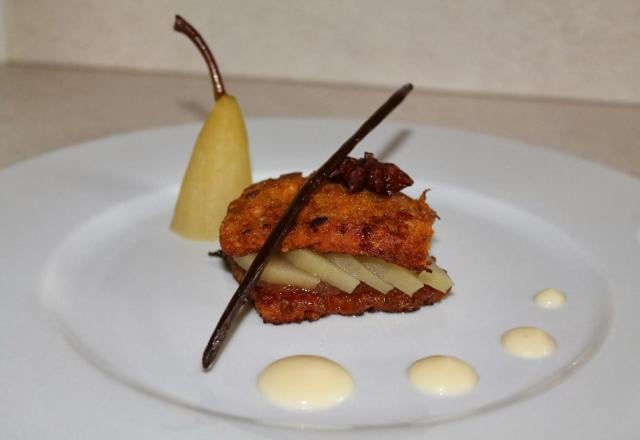 Poire pochée, pain d'épices façon pain perdu, confiture pomme cannelle et crème cuite au gingembre