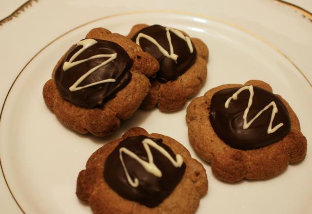 Sablés bretons aux notes fruitées de chocolat et cœur de roquefort