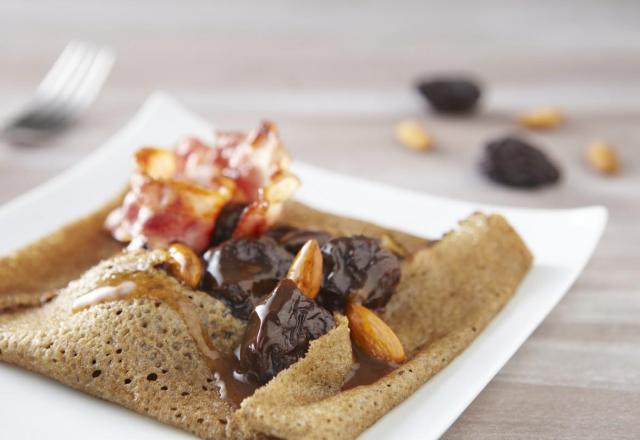 Galette aux pruneaux, amandes et lard grillé sur sa sauce à la crème