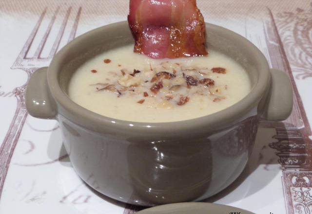 Velouté de pâtisson, bacon croustillant et éclats de noisette