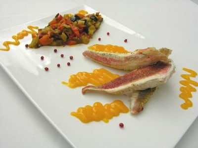 Filets de rougets au coulis de mangue et Arlequin de légumes