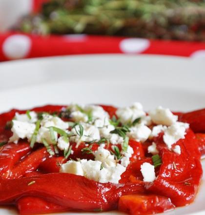 Salade de poivrons rouges à la fêta et aux herbes