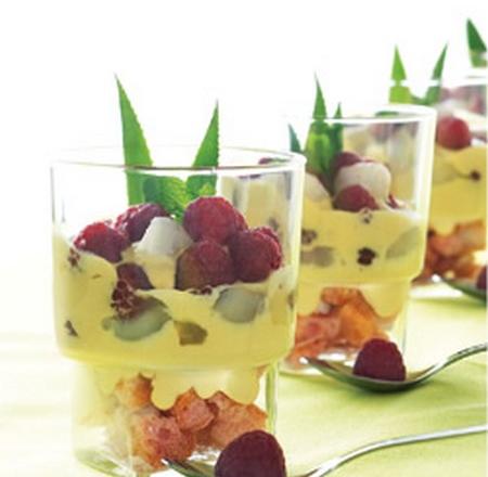 Verrine de crème vanillée aux litchis et framboises