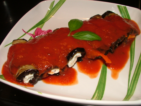 Roulade d'aubergine et mozzarella à la tomate