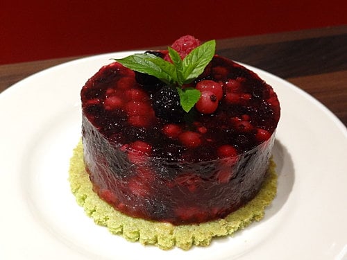 Terrine de fruits rouges au Schweppes passion sur cookie au thé matcha et chocolat blanc