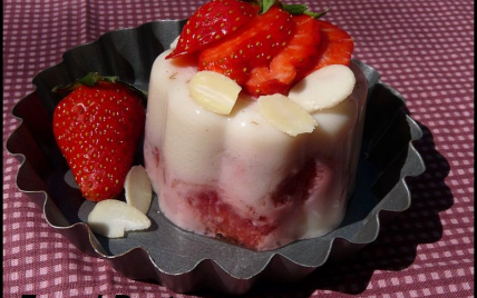 Flan au lait d'amande et fraise à l'agar agar