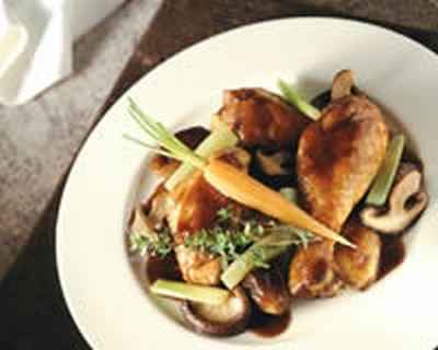 Poulet au vin rouge, aux légumes et champignons