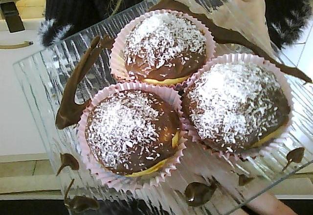 Muffins cœur Nutella glaçage chocolat au lait parsemé de noix de coco