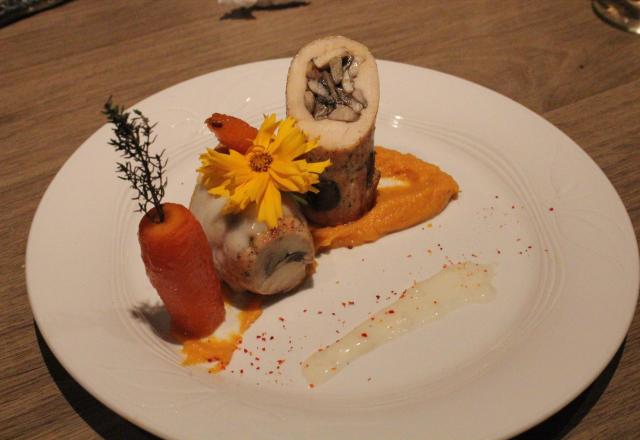 Cannelloni de poulet aux champignons sauce suprême, purée de patate douce et carottes glacées