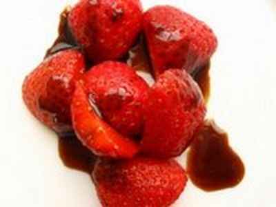 Fraises au caramel de vinaigre balsamique et poivre