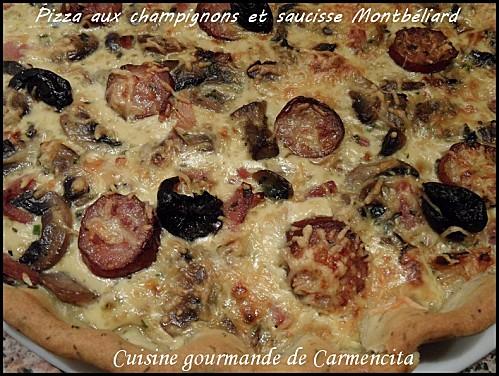 Pizza au thym, champignons et saucisse Montbéliard