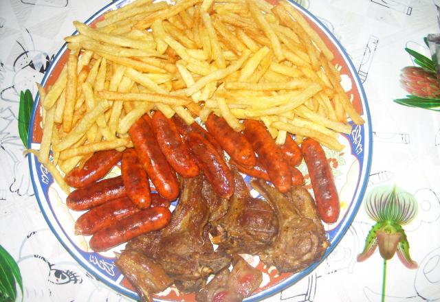 Barbecue de cotelettes saucisses de poulet et frites