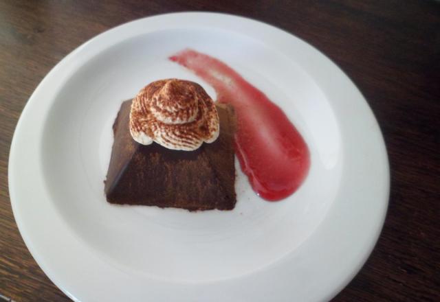 Pyramide chocolat noir enneigée sur sa coulé de lave aux fruits rouges garni de mousse au chocolat au lait