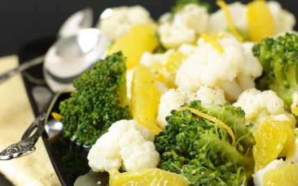 Salade de broccoli, chou-fleur et huile à l'orange