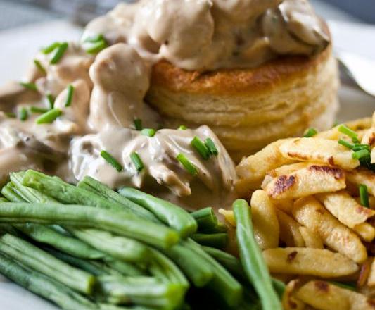 Bouchées à la Reine, au poulet, champignons et  Bresse Bleu