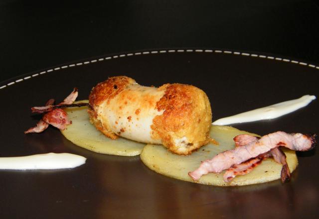 Spritz de boudin blanc à la moutarde, pommes de terre fondante, sauce au Chaource et chips de jambon d'Ardennes