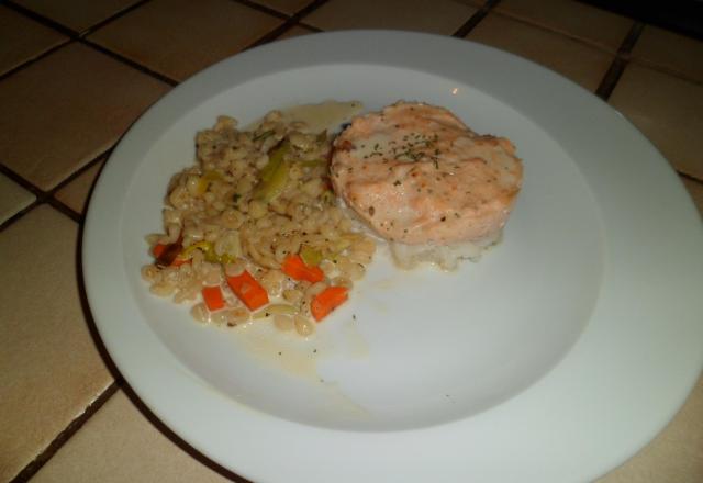 Cabillaud, mousse de saumon accompagnée de blé et légumes