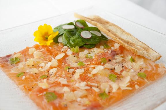 Carpaccio de saumon de Norvège, huile d'argan et glace aux amandes