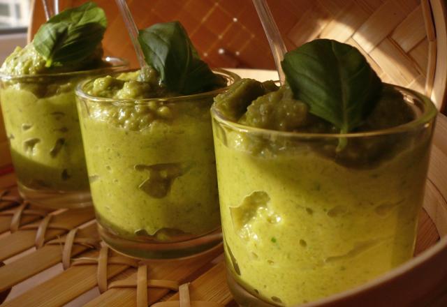 Purée glacée de brocolis au pesto