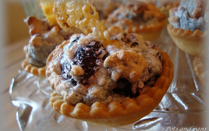 Tartelettes soufflées aux cerises noires et tuiles de fromage de brebis