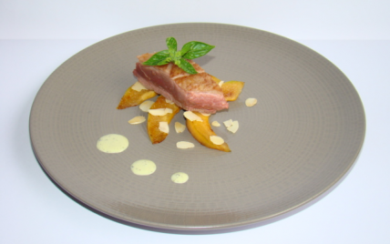 Magret de canard et melon snacké aux amandes, crème de basilic