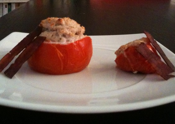 Tomates farcies à la mousse de jambon-ciboulette et chips de jambon.