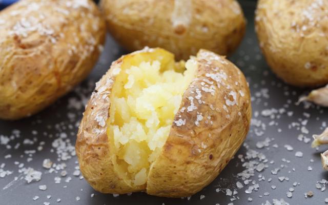 Notée 4,9/5 avec plus de 100 votes, cette recette de pommes de terre au four à la fleur de sel et crème de ciboulette est un pur régal !