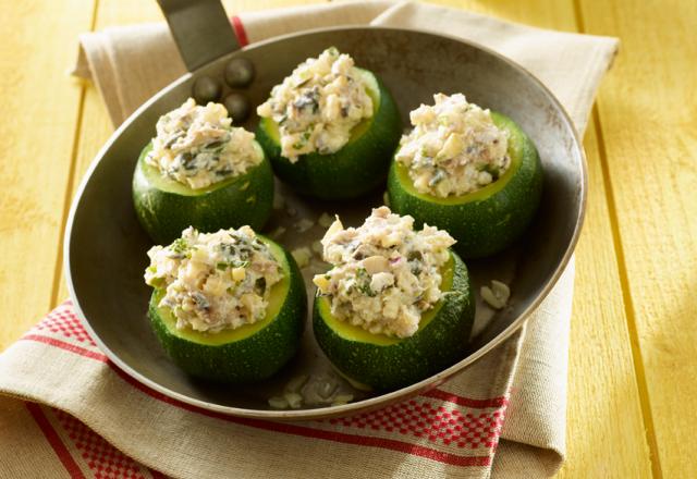 Courgettes farcies brousse et pignons au basilic