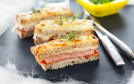 Croque-monsieur d'agneau et sa purée de tomates