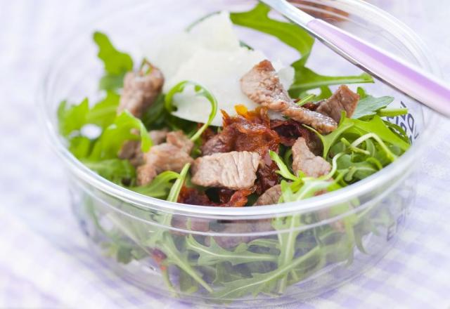 Salade de mesclun aux lardons d'agneau et tomates séchées