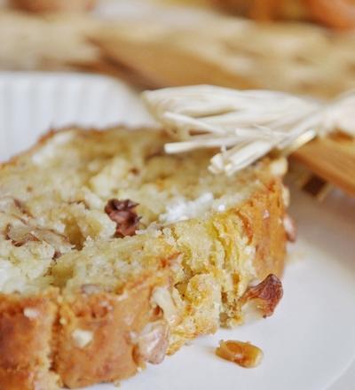 Cake au fromage de chèvre, noix et oignon caramélisé