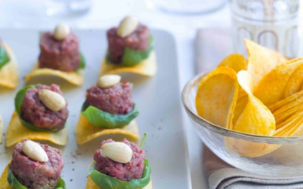 Mini tartares de bœuf aux amandes sur tuiles