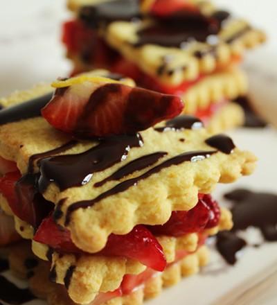 Mille feuille de petits sablés citron, gariguettes au miel de garrigue et sauce chocolat