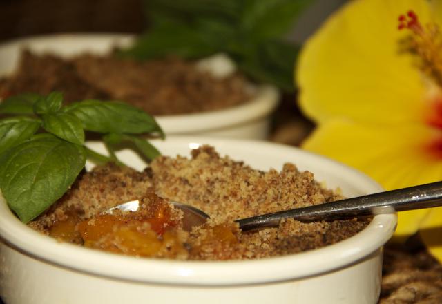 Crumble pain d'épices-abricots, basilic