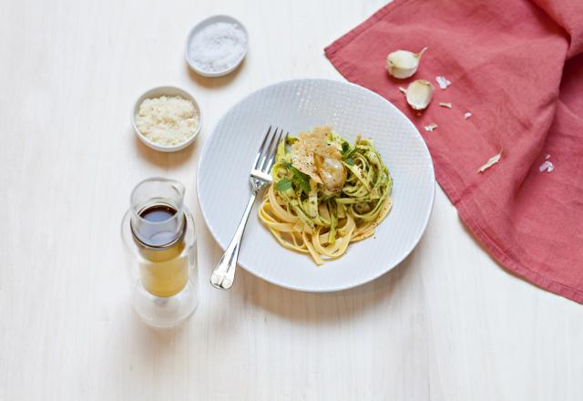 Tagliatelles au pesto, tuiles de parmesan et gousses d’ail confites