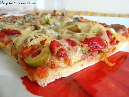 Pizza aux saucisses, poivrons et olives vertes