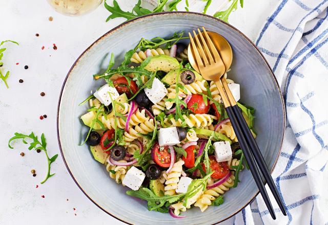 Salade de pâtes à l’avocat, oignons rouges, olives et féta