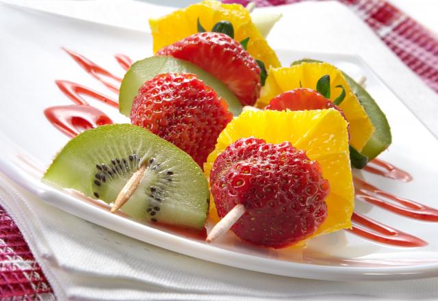 Brochettes de fruits printaniers