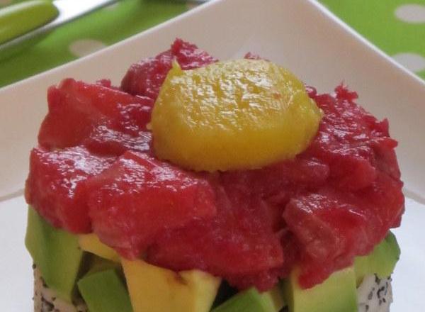 Tartare saumon-betterave, avocat-citron et riz-pavot et mangue