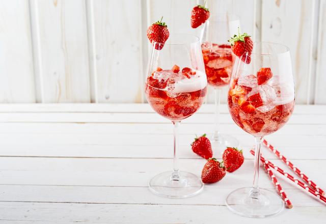 Voici la recette du Spritz à la fraise, un cocktail parfait pour les apéritifs d’été !