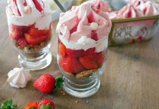 Trifles spéculoos chantilly et rosette de glace Carte d'Or® façon glacier fraise et morceaux de meringue