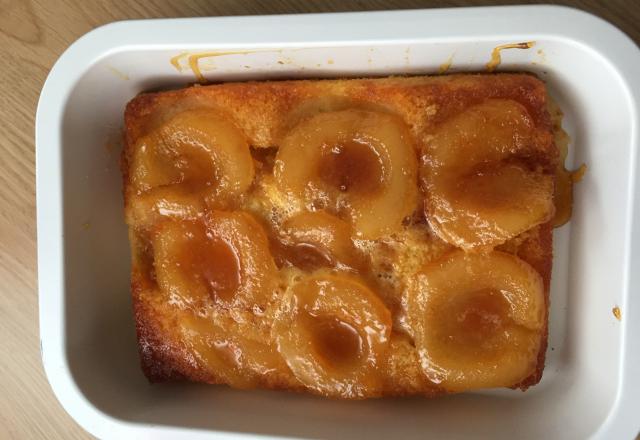 Gâteau de poires au sirop avec nappage au caramel