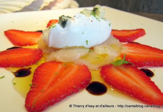 Saint-Jacques et fraises en carpaccio, chantilly légère au roquefort