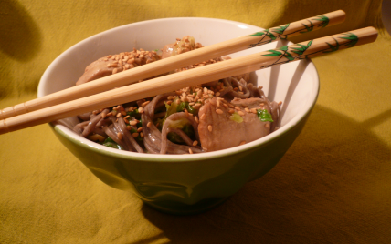 Porc soba au chou frisé