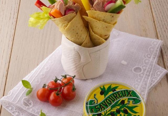 Wraps savoureux de légumes d'été au thon