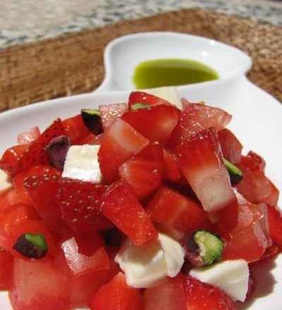 Tartare de fraises, tomates et mozzarella à l'huile de pistache