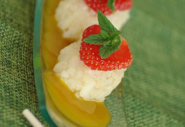 Sushis à la fraise et au coulis de mangue