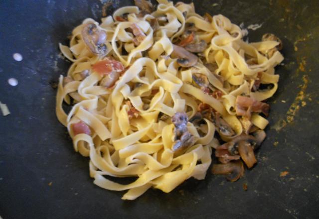 Pâtes au jambon et aux champignons