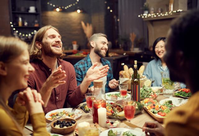 Cette spécialiste de l’étiquette nous explique pourquoi il est impoli de dire “bon appétit” à table